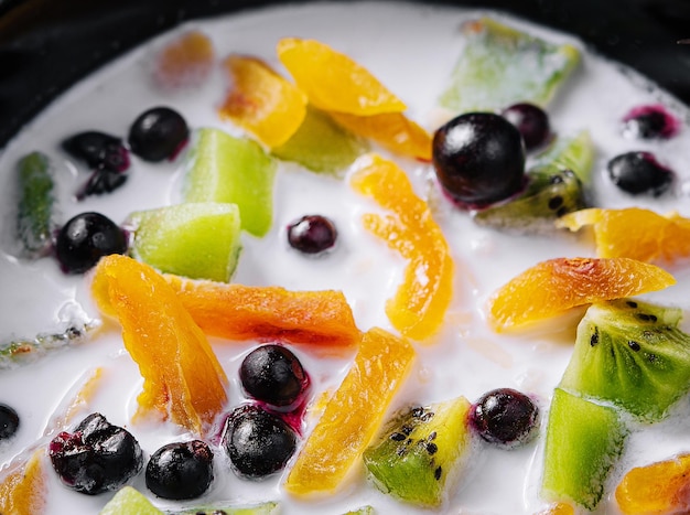 Concetto sano della prima colazione di dieta sulla ciotola nera