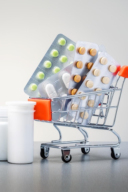 Concetto shopping medicina pillole medicinali farmaci e antibiotici nel carrello