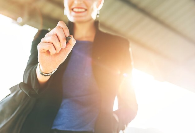 Concetto sicuro sorridente del responsabile della donna di affari