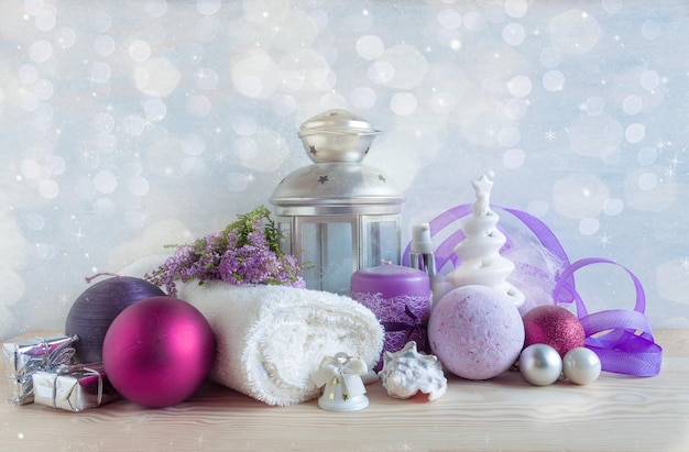 Concetto SPA di Natale e Capodanno con decorazioni natalizie in erica, candele e vari articoli per l'igiene spa