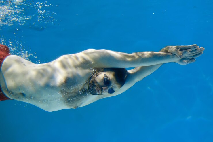 Foto concetto sportivo un uomo nuota in una competizione di sport acquatici