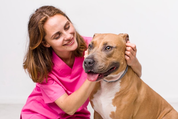 Concetto veterinario della giovane donna graziosa dell'adulto