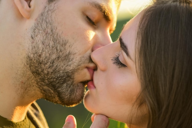 Concetto voluttuoso Bacio allettante Desiderio Concetto romantico Energia sessuale Coppia sexy innamorata Ragazza e bell'uomo che si baciano Seduzione e preliminari Bacio sensuale Bacio da vicino Tocco delle labbra