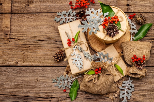 Concetto zero rifiuti di Natale. Imballaggio ecologico di Capodanno. Scatole festive in carta artigianale e sacchi con diverse decorazioni organiche