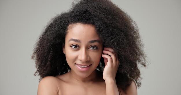 Concezione di bellezza e assistenza sanitaria bella donna afroamericana con capelli afro ricci e