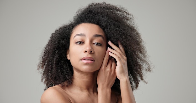 Concezione di bellezza e assistenza sanitaria bella donna afroamericana con capelli afro ricci e