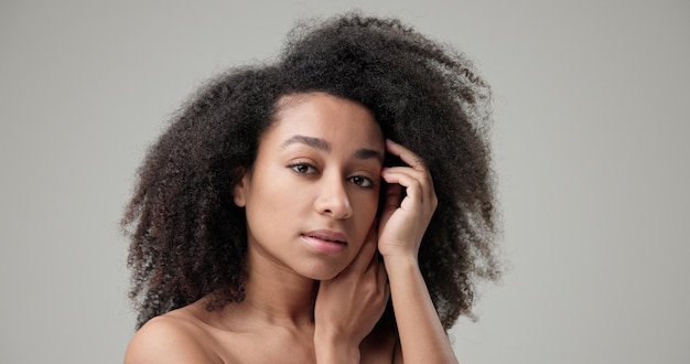 Concezione di bellezza e assistenza sanitaria bella donna afroamericana con capelli afro ricci e