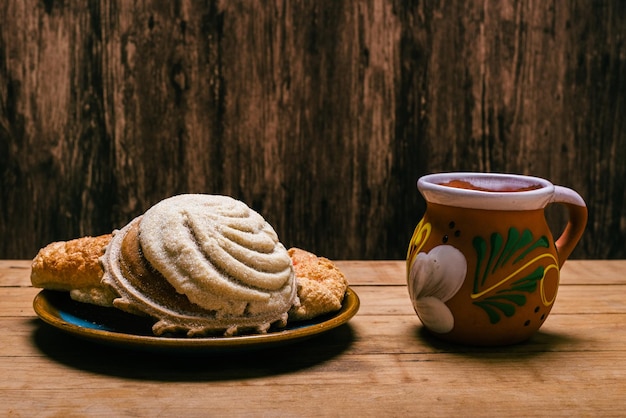 Concha e altri pani dolci su tavola di legno Dolci messicani tipici