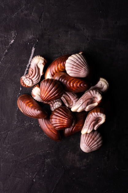 Conchiglie di cioccolato belga su una tavola nera