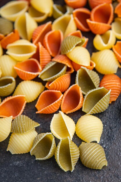 Conchiglie di pasta cruda mix pasto cibo spuntino sul tavolo copia spazio cibo sfondo