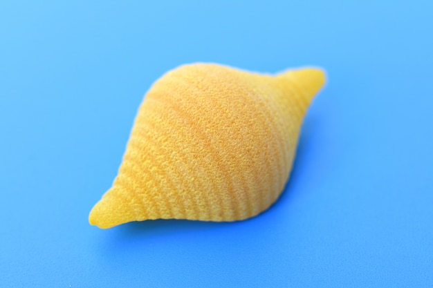 Conchiglie di pasta su sfondo blu