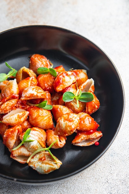 Conchiglie gusci di pasta sugo di pomodoro secondo piatto fresco dietetico pasto sano dieta alimentare