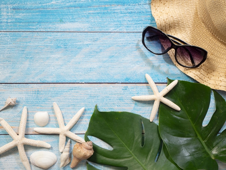 Conchiglie, stelle marine, cappelli. Idee per le vacanze