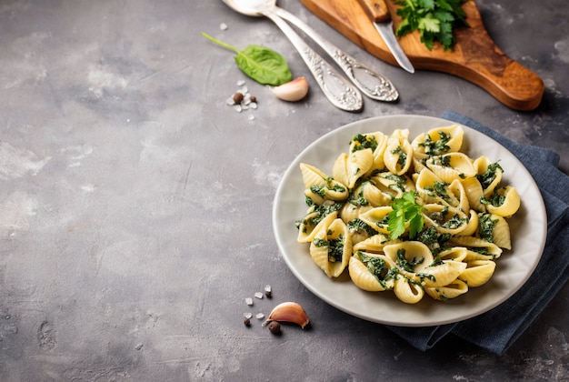 Conchiglioni agli spinaci in salsa cremosa