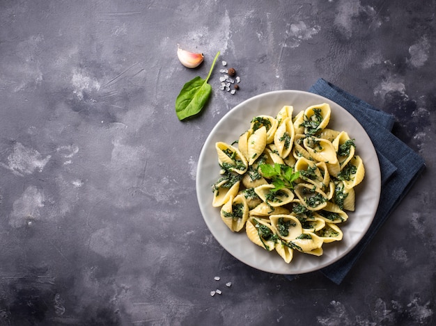 Conchiglioni agli spinaci in salsa cremosa