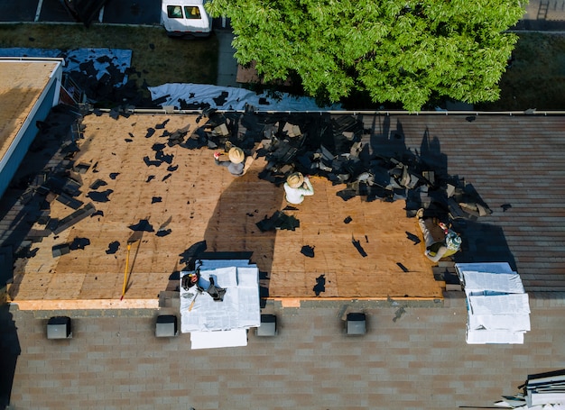 Conciatetti funzionanti sulla sostituzione del tetto di un edificio residenziale