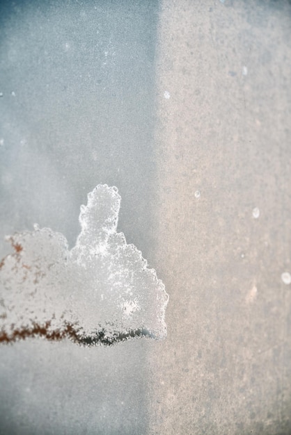 Condensa ghiacciata sul vetro della finestra interna Vapore ghiacciato e rugiada sul vetro durante l'inverno