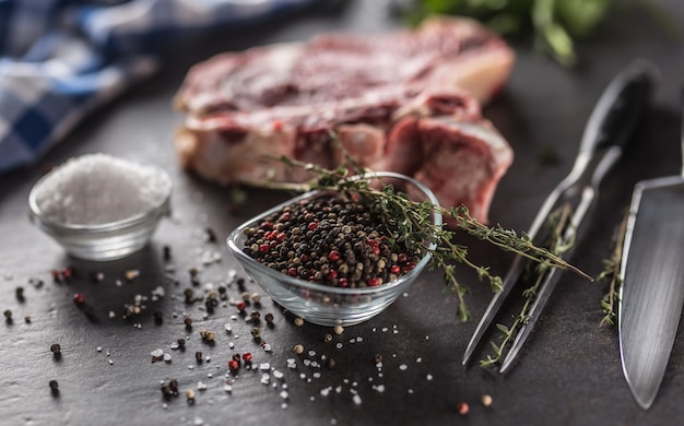 Condimento di quattro tipi di piselli al pepe in una ciotola con carne cruda ed erbe aromatiche.