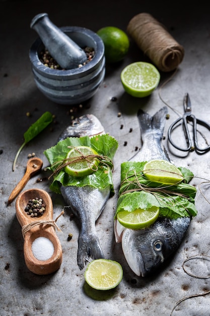 Condire il pesce fresco con sale al limone e rafano