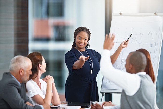 Condivisione di alcuni feedback costruttivi Ritagliata di una donna d'affari che fa una presentazione ai suoi colleghi in una sala riunioni