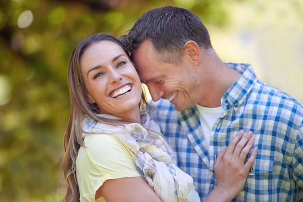 Condivisione di momenti d'amore all'aperto Ritratto di una coppia affettuosa fuori sotto il sole estivo