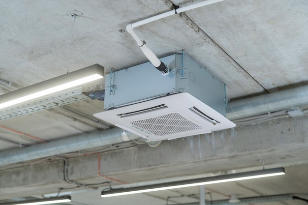 Condizionatore d'aria industriale in ufficio su un soffitto in cemento
