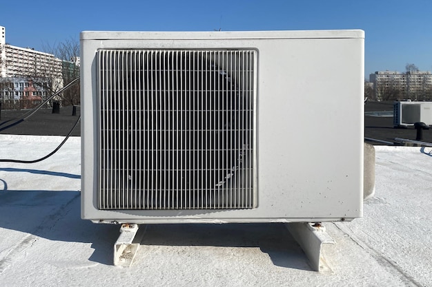 Condizionatori d'aria sul tetto della casa impianto di climatizzazione sui tetti delle case nei paesi caldi tetto bianco