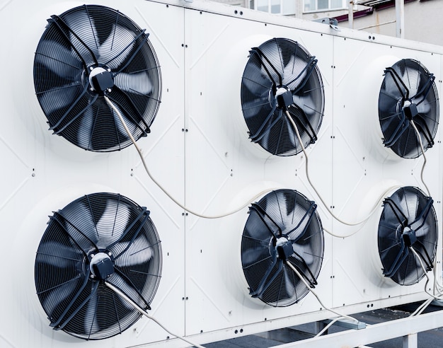 Condizionatori d'aria sul tetto di un edificio industriale hvac