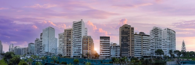 Condomini di lusso in Perù situati vicino al lungomare Miraflores Lima Malecon sulla riva dell'oceano