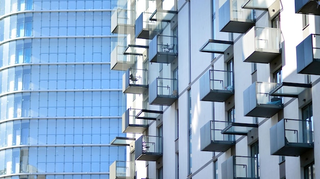 Condomini moderni in una giornata di sole con una facciata di cielo blu di un moderno condominio