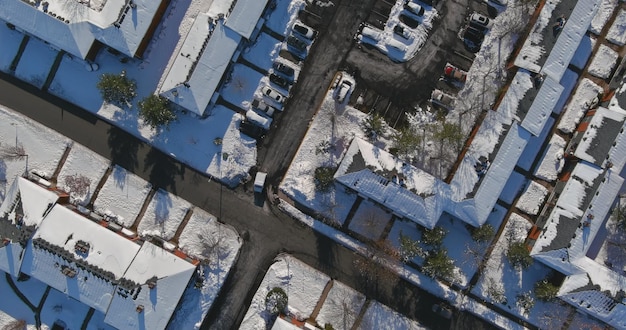 Condominio vista inverno da un'altezza di uno sul centro abitato residenziale