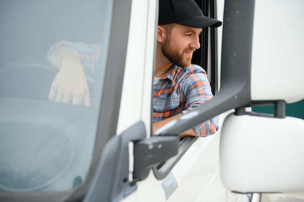 conducente al volante nella cabina del camion