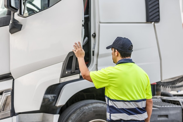 Conducente maschio irriconoscibile che apre la porta del camion