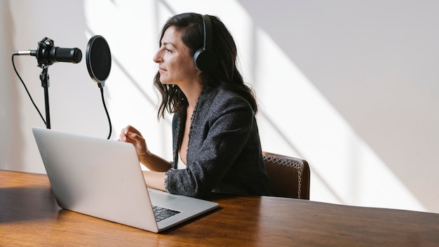 Conduttrice radiofonica femminile che trasmette dal vivo in uno studio