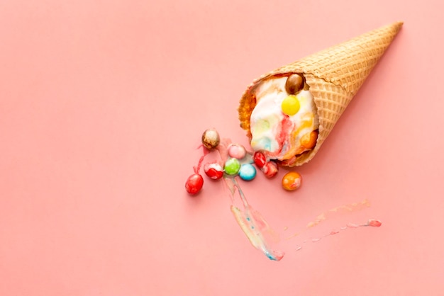 Cone di gelato su sfondo colorato