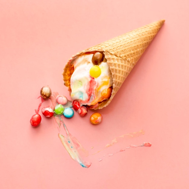 Cone di gelato su sfondo colorato