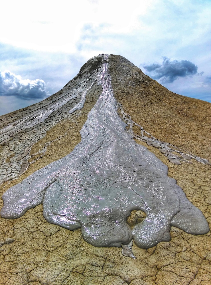 Foto cone di vulcano di fango