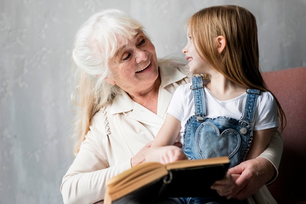 Conferenza della nonna con la bambina