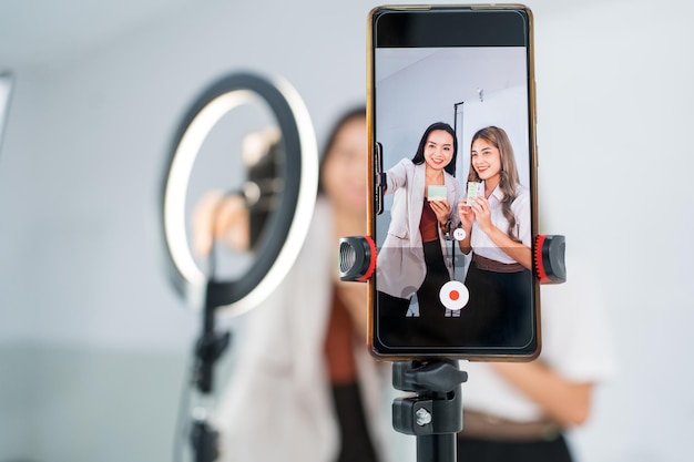 Conferenza di streaming online di video in diretta per giovani imprese a persone che parlano con lo smartphone