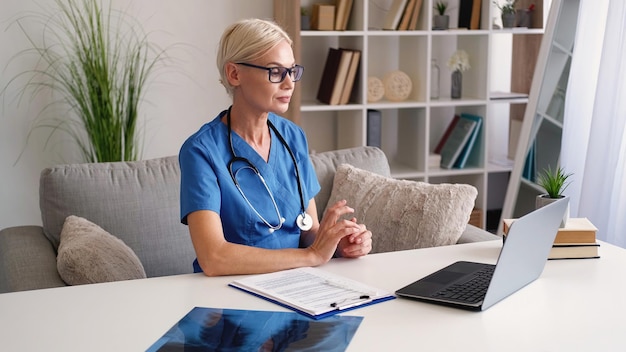 Conferenza online medico femminile di aiuto medico