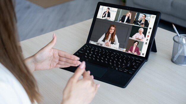 Conferenza online Riunione virtuale Cooperazione a distanza Donna d'affari che discute del progetto con un team femminile sullo schermo del laptop in un ufficio digitale