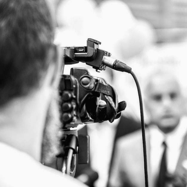 Conferenza stampa Cameraman all'aperto in occasione di un evento multimediale