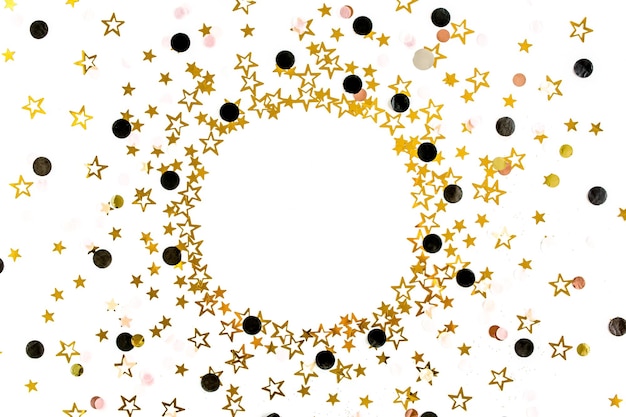 Confetti di stelle dorate su uno sfondo festivo bianco sfondo di compleanno di celebrazione colorato modello di Natale o Capodanno vista superiore piatta