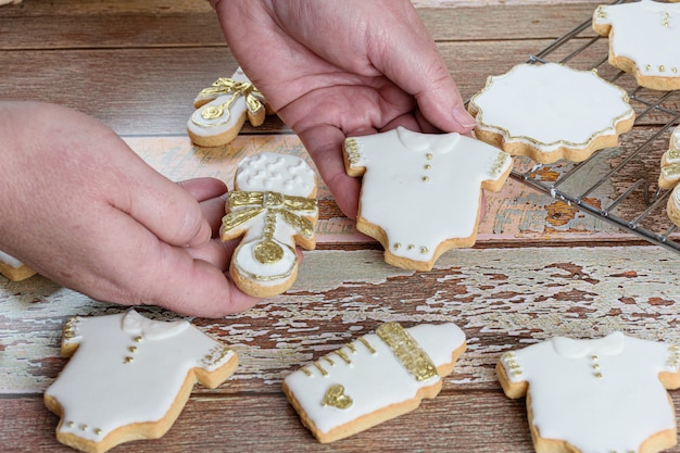 Confettiere disponendo i biscotti al burro ricoperti di glassa reale.