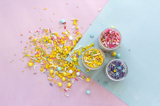 Confettini di zucchero, decorazioni per torte e gelati e biscotti..