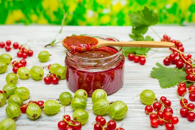 Confettura di frutti di bosco e ribes rosso