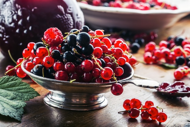 Confettura di ribes rosso e nero con ribes rosso fresco