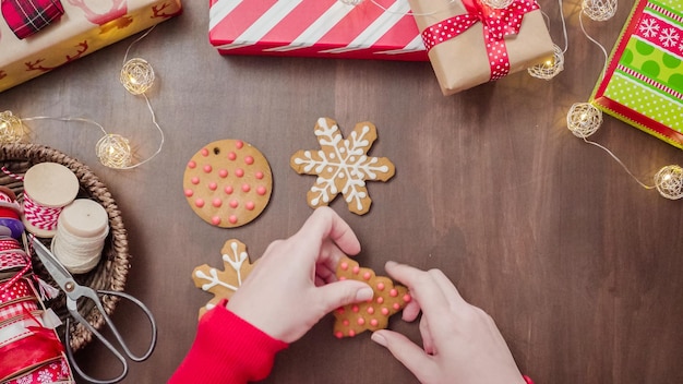 Confezionamento di biscotti di pan di zenzero fatti in casa tradizionali come regali alimentari.