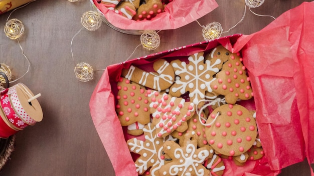 Confezionamento di biscotti di pan di zenzero fatti in casa tradizionali come regali alimentari.