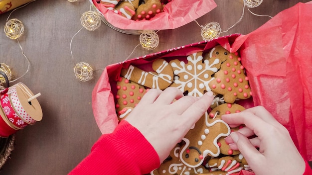 Confezionamento di biscotti di pan di zenzero fatti in casa tradizionali come regali alimentari.